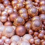 Kerst decoratie modern: combineer metallic tinten en aardse elementen
