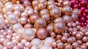 Kerst-decoratie-modern-combineer-metallic-tinten-en-aardse-elementen-2995437
