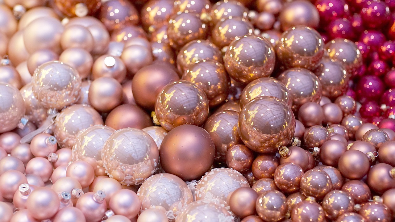 Kerst-decoratie-modern-combineer-metallic-tinten-en-aardse-elementen-2995437