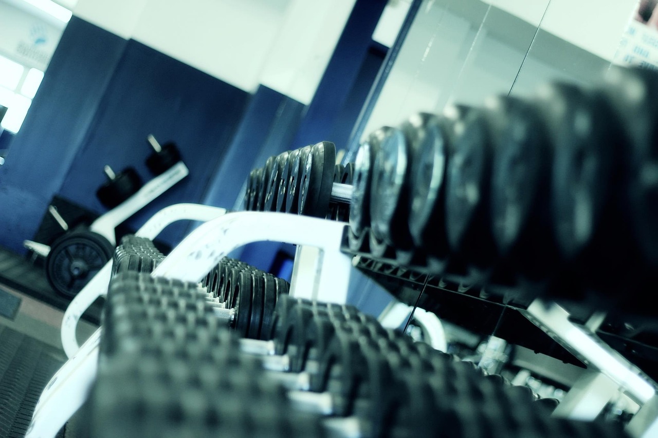 Opbergruimte in zoldergym met sportuitrusting.